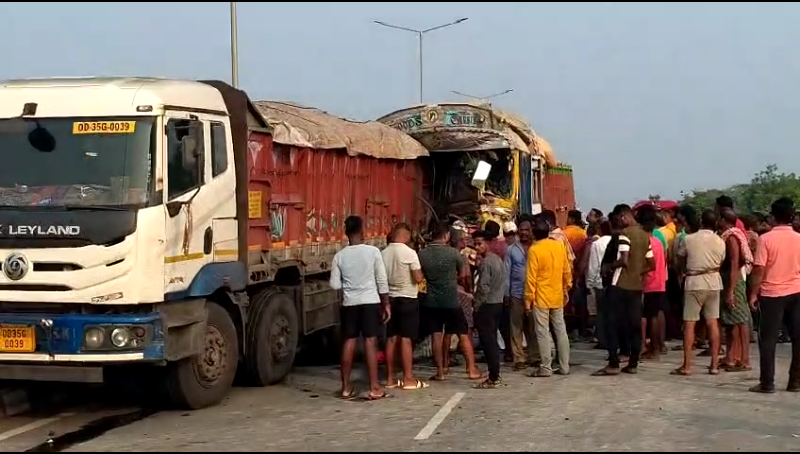 କୋଇଲା ବୋଝେଇ ଟ୍ରକ୍ କୁ ପଛରୁ ପିଟିଲା ପାଉଁଶ ବୋଝେଇ ଟ୍ରକ୍