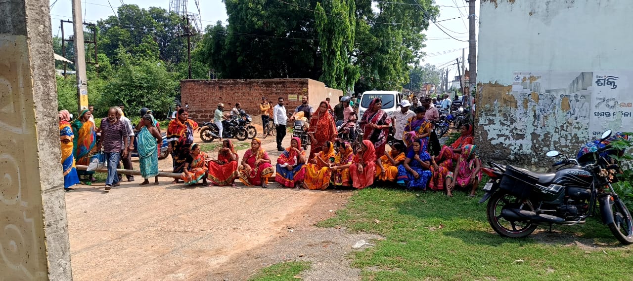 ପାନୀୟ ଜଳ ଦାବିରେ ପରଜଙ୍ଗ ମୁଖ୍ୟ ରାସ୍ତା ଅବରୋଧ ।