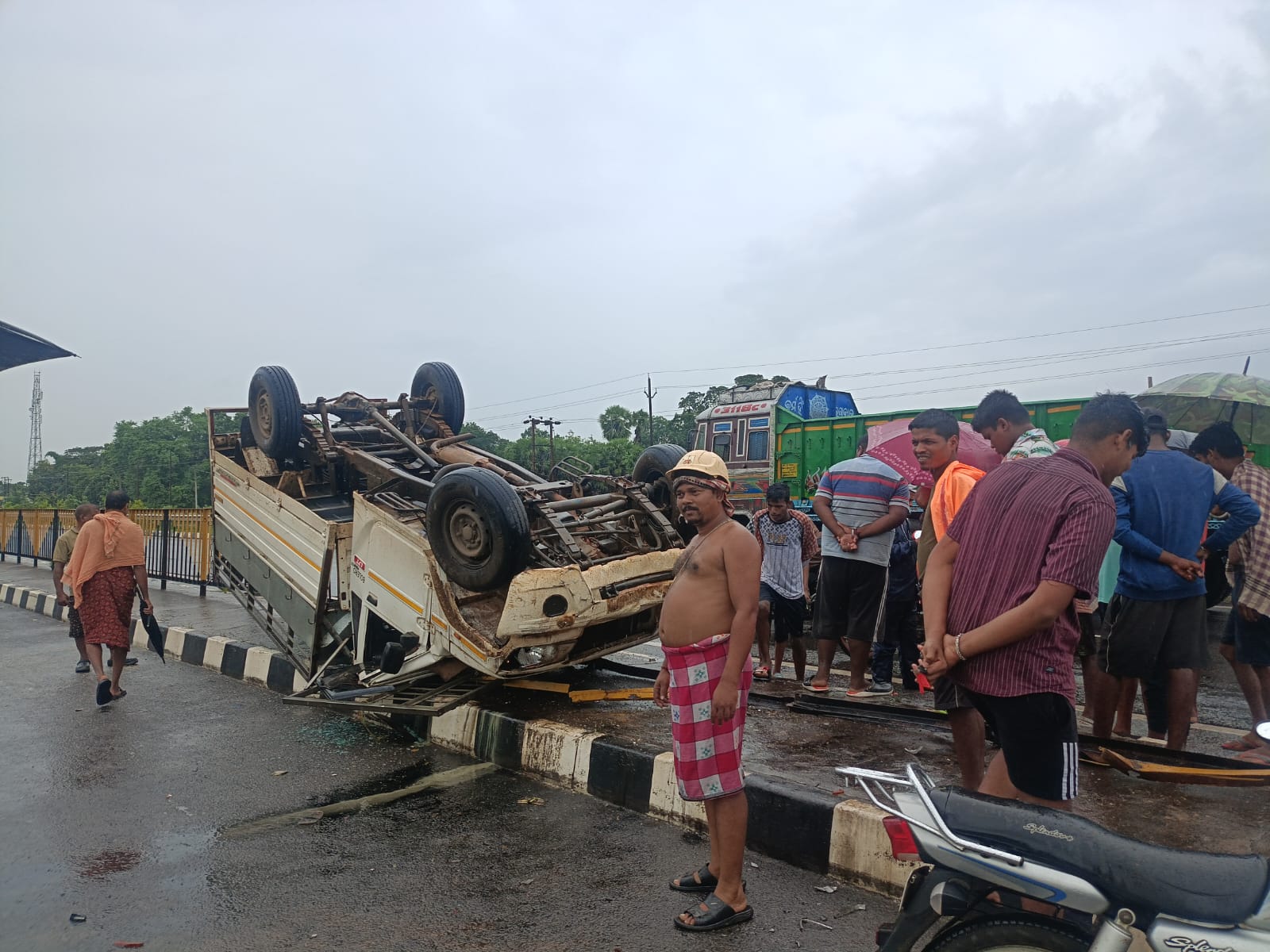 ଭାରସାମ୍ୟ ହରାଇ ଓଲଟିଲା ପିକ୍ଅପ ଭ୍ୟାନ ll